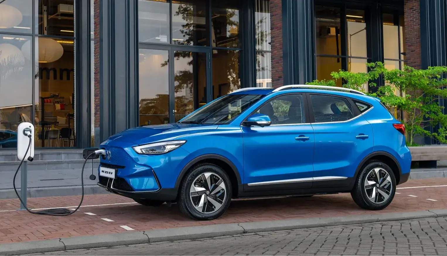 mg-zs-ev-MY23-blue-charging