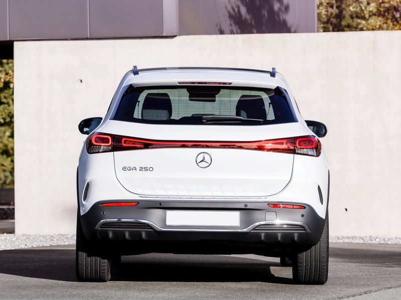 mercedes-benz-eqa-suv-3