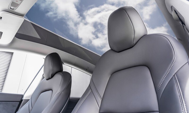 tesla-model-y-australia_interior-sunroof